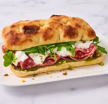 Foodservice BE / Campaign / Pane e Terra / Recepten / Schiacciata met pistache, salami en burrata