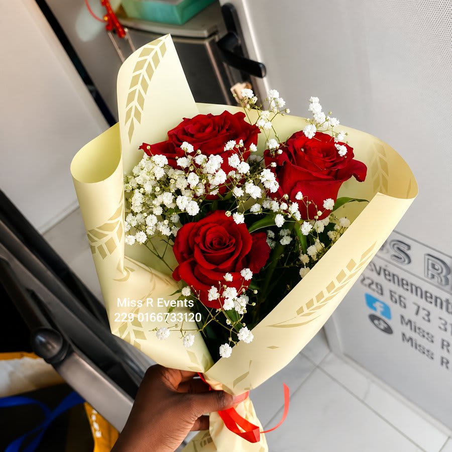 3 roses naturelles et 1 gypsophile