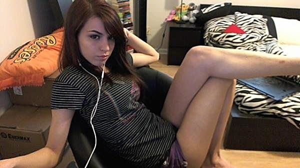 Twitch streamer Roxicett posing in a side profile while streaming.