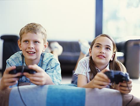 kids play video games