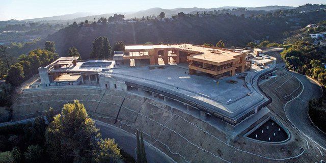 The Hadid Clan S 85 Million La Mansion Can Be Yours Gq India