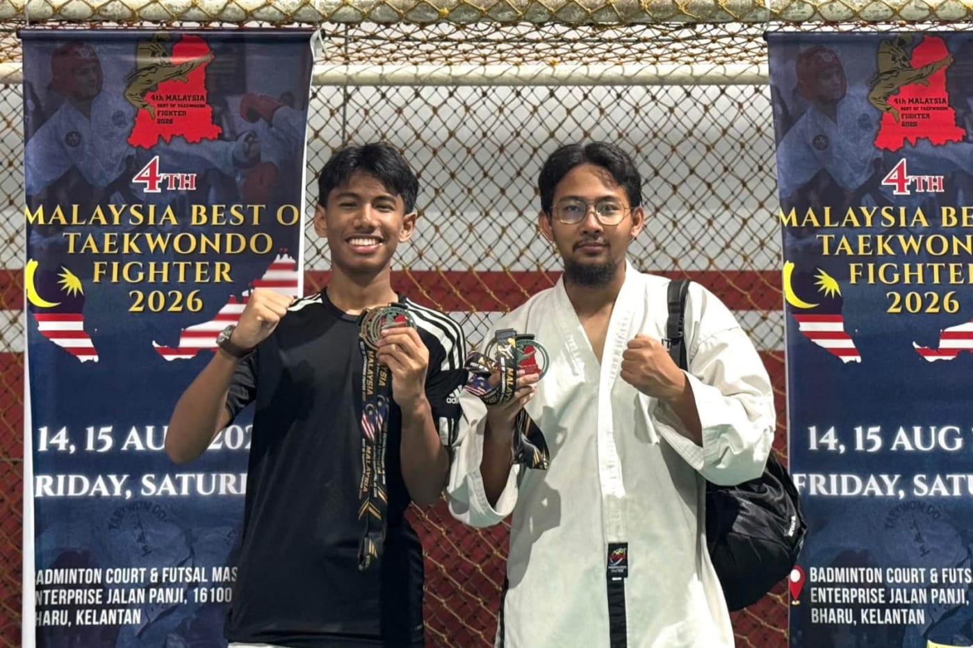 Dua pelajar MATAB menunjukkan pingat masing-masing di hadapan sepanduk 4th Malaysia Best of Taekwondo Fighter 2026