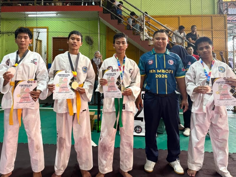 Empat pelajar berdiri sebaris dengan sijil dan pingat, bersama seorang lelaki berbaju MBOTF 2026