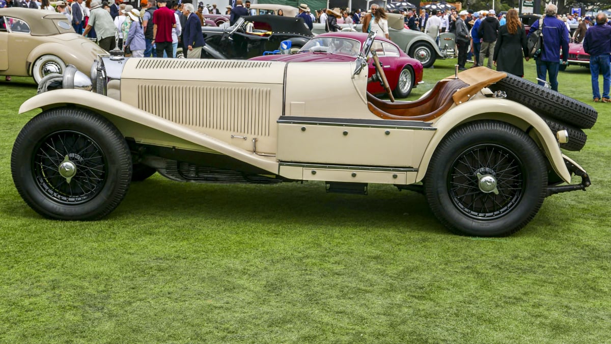 Image of classic car at the 2021 Pebble Beach Concours dElegance.
