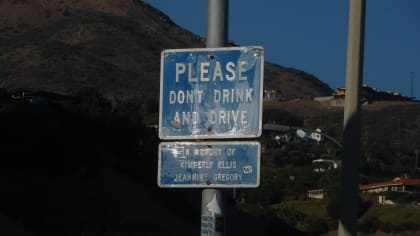 a dont drink and drive sign next to a road