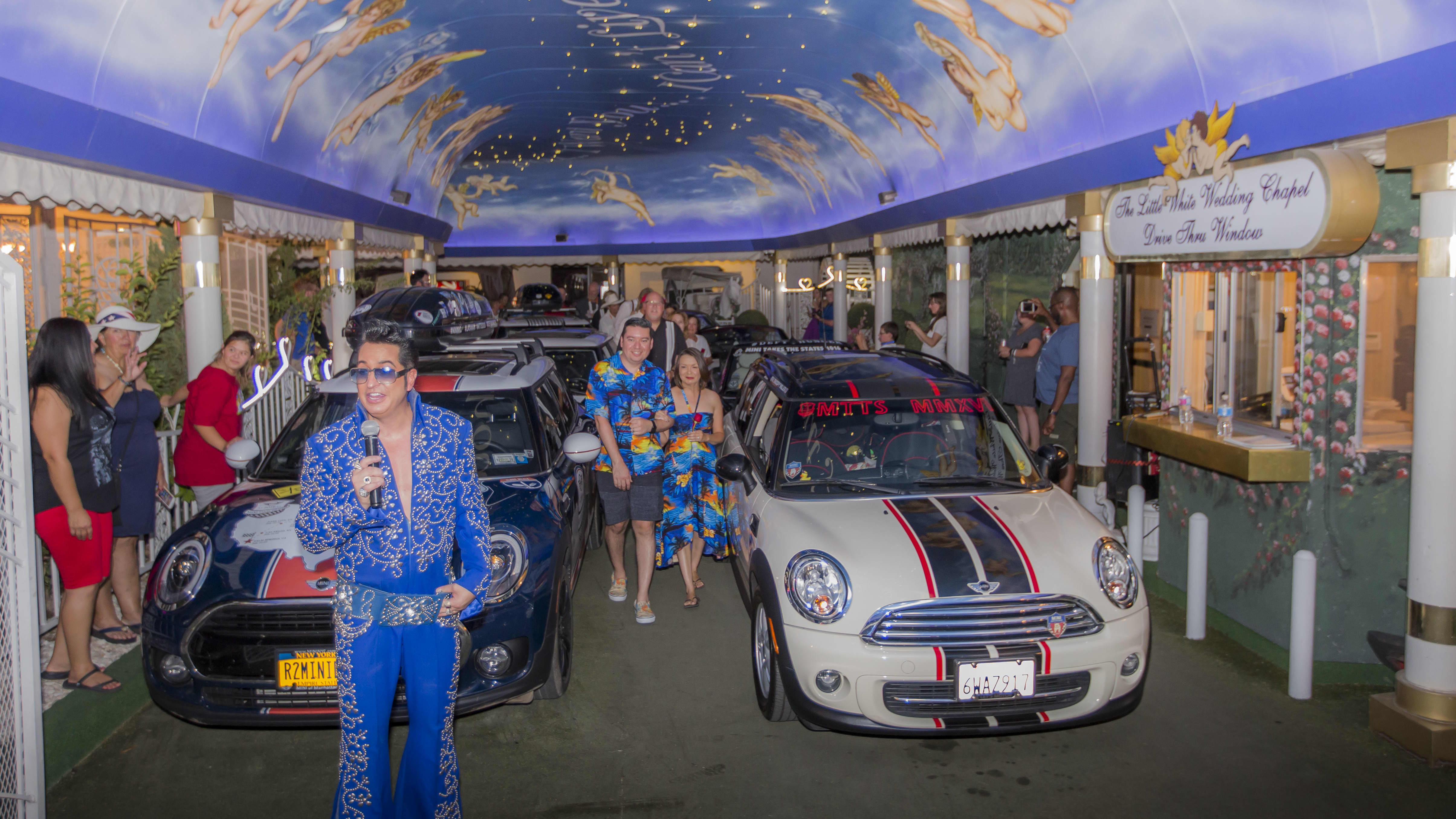 Elvis-singing-with-minis-in-background
