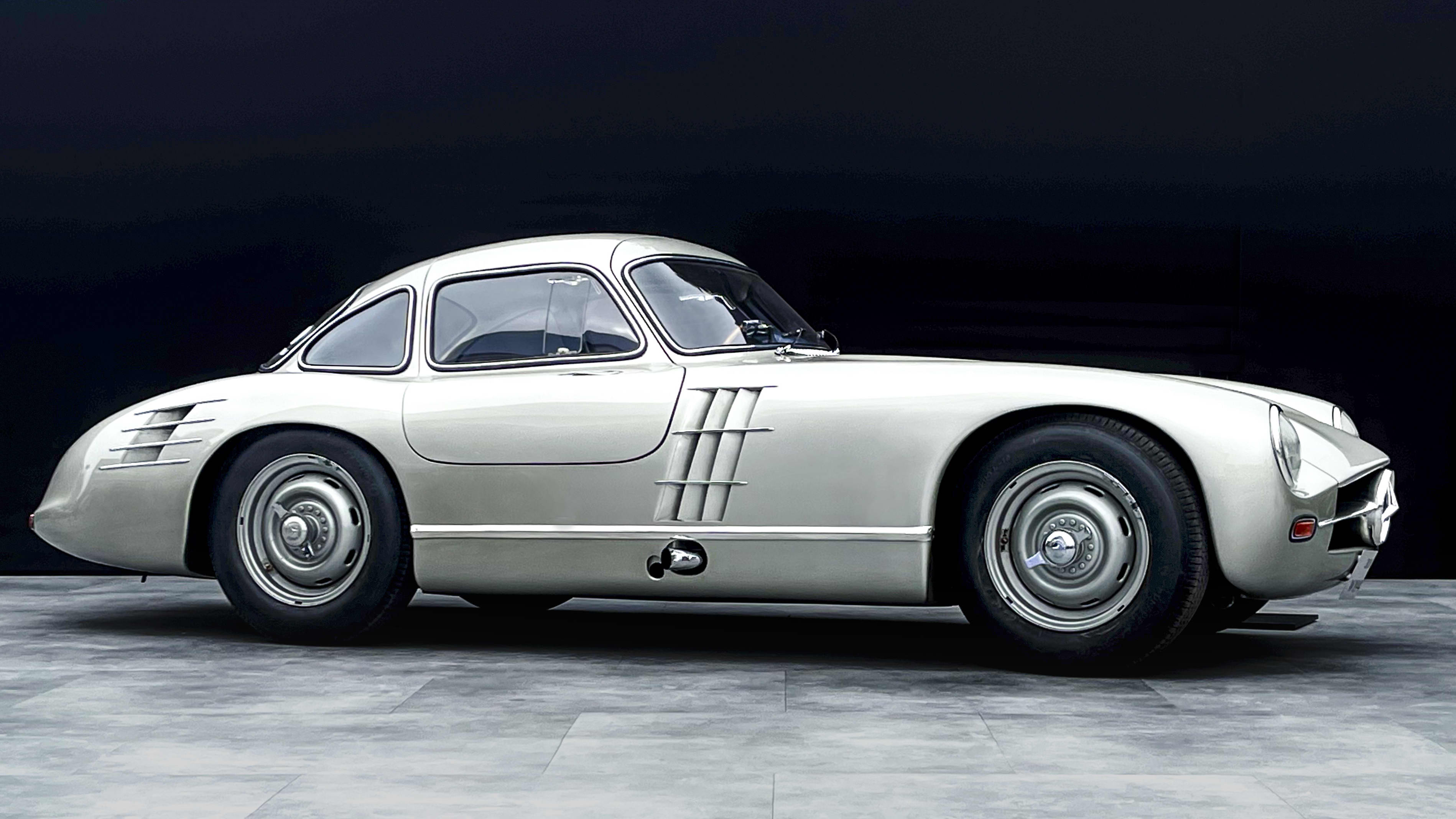 Image of classic car at the 2021 Pebble Beach Concours dElegance.
