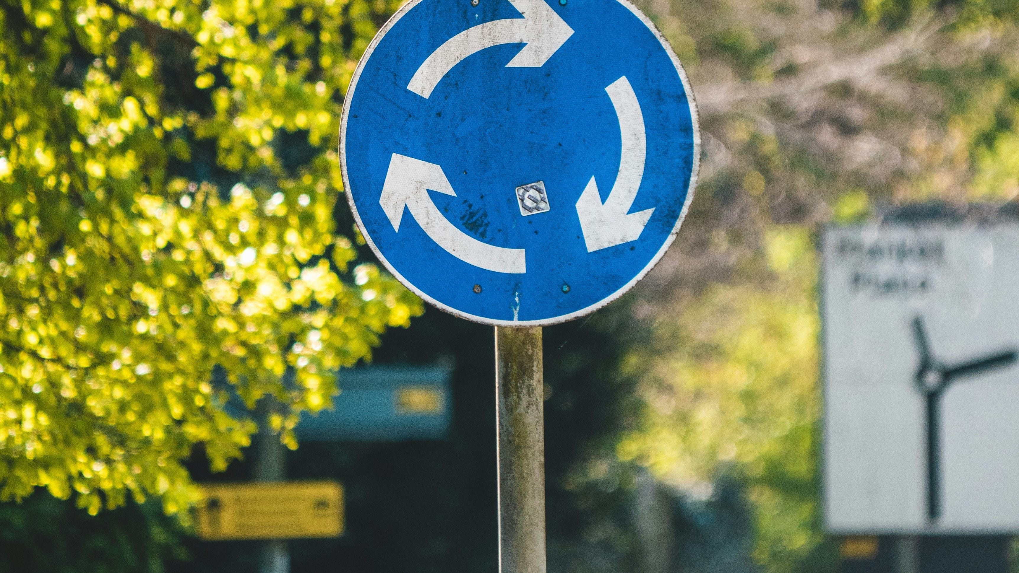 image of a roundabout sign