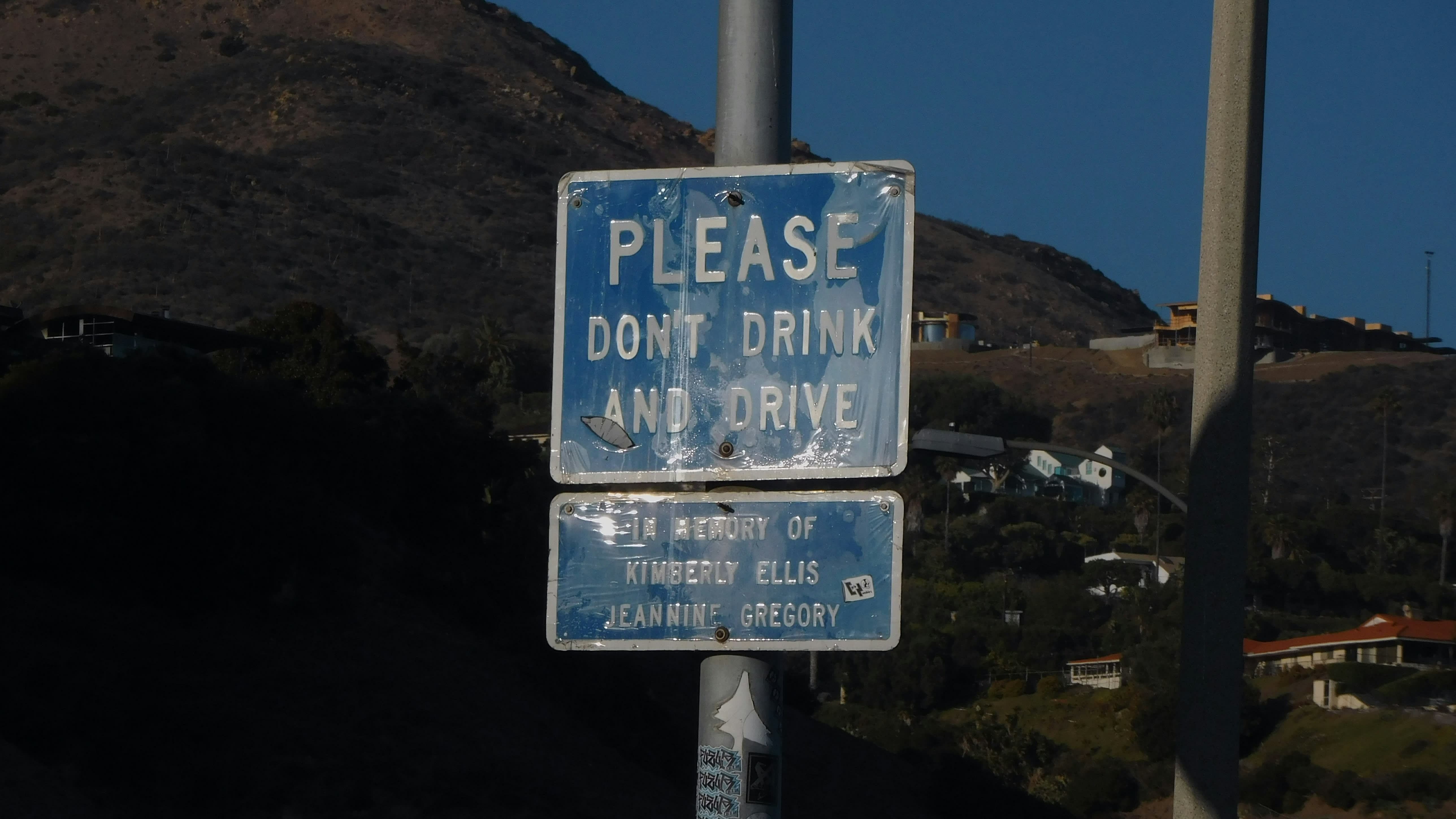 a dont drink and drive sign next to a road