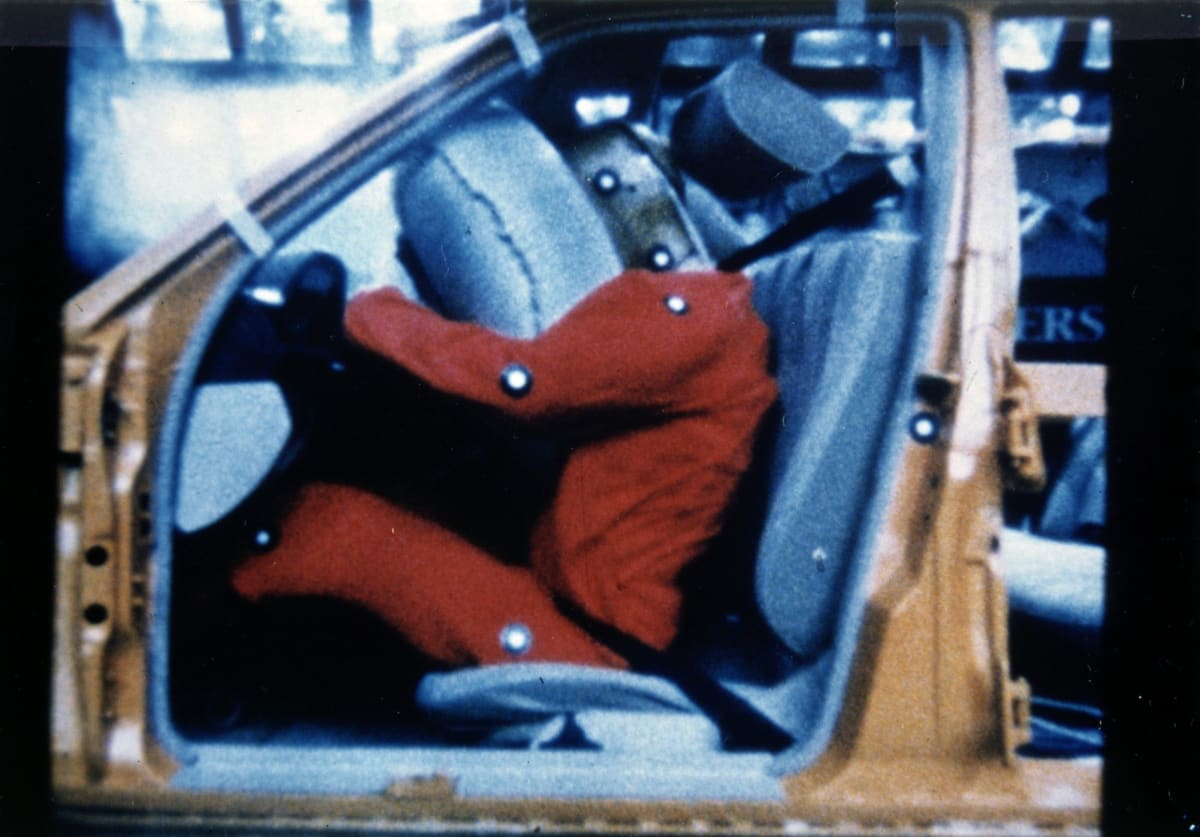 Sequence showing the functioning of steering-wheel airbag and seat belt tensioner in 1981. The systems enjoyed their world premiere in the Mercedes-Benz S-Class of the 126 model series. The first vehicles were delivered to customers in December 1980. The brand showcased the systems at the Amsterdam International Motor Show in February 1981.