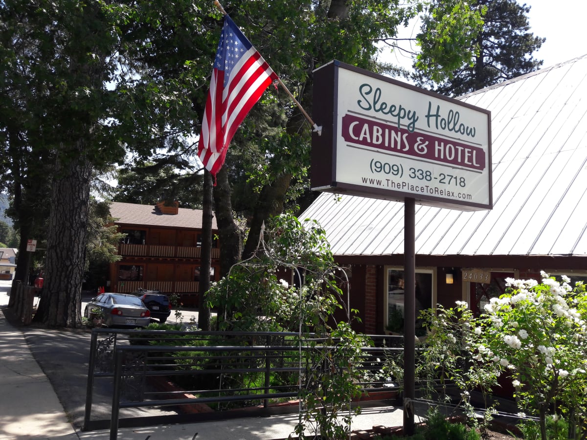 Sleepy Hollow Cabins & Hotel