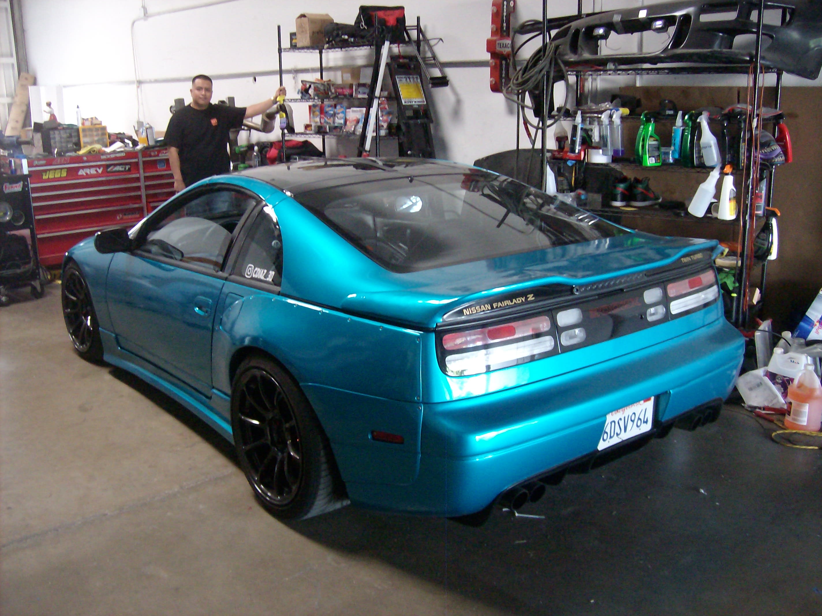 César in his small shop next to his parents’ business in La Verne, CA. All the work was done here by him. Rear bumper and wing are from TWIN Z, a company which markets components made in, of all places, Perú.