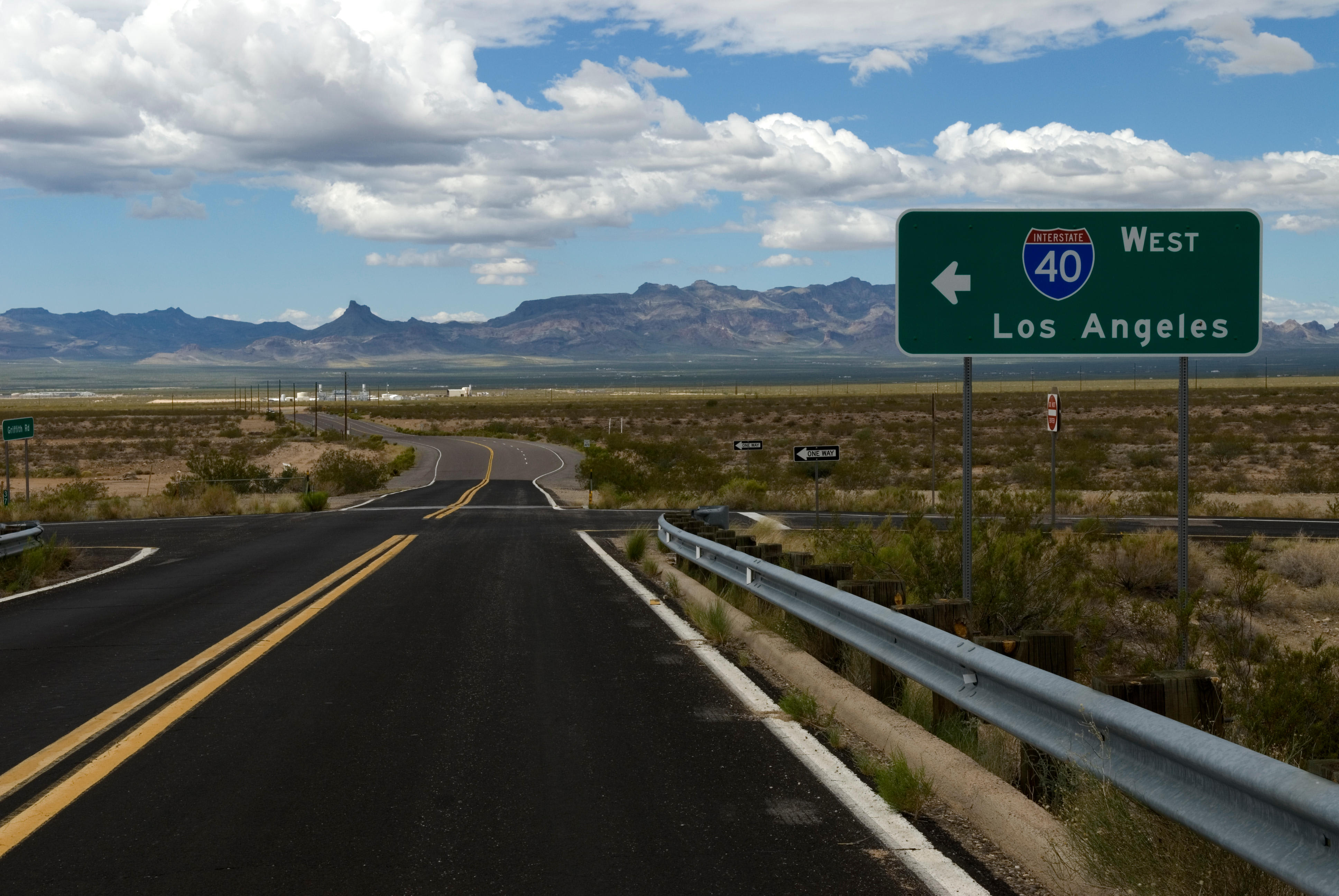 sign pointing left for the I40 west entrance