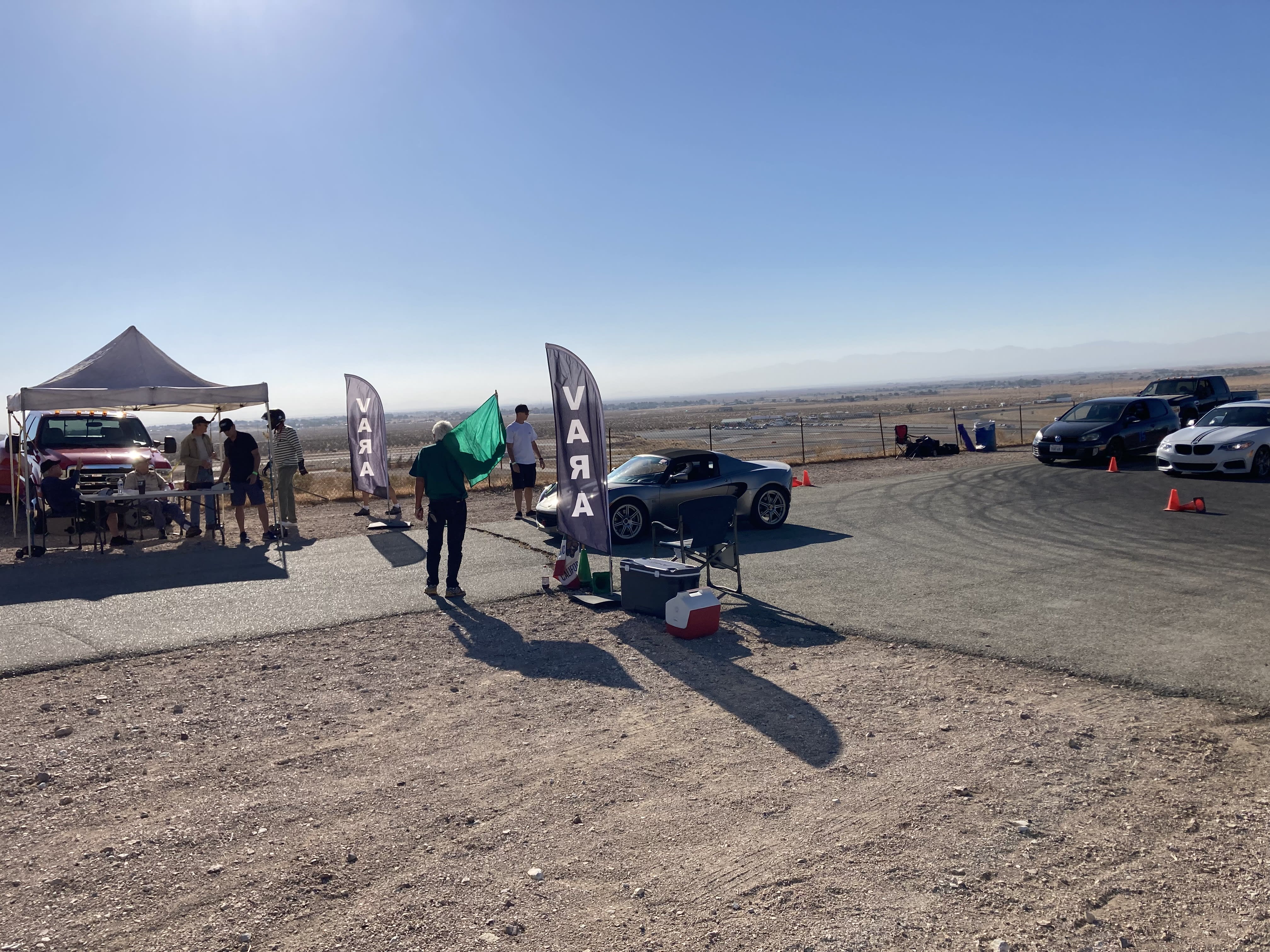 a car is ready at the start of the race, the desert in the background.