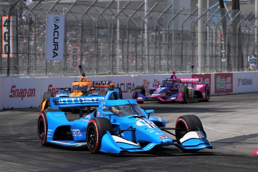 Alex Palou coming around a turn at IndyCar in Long Beach