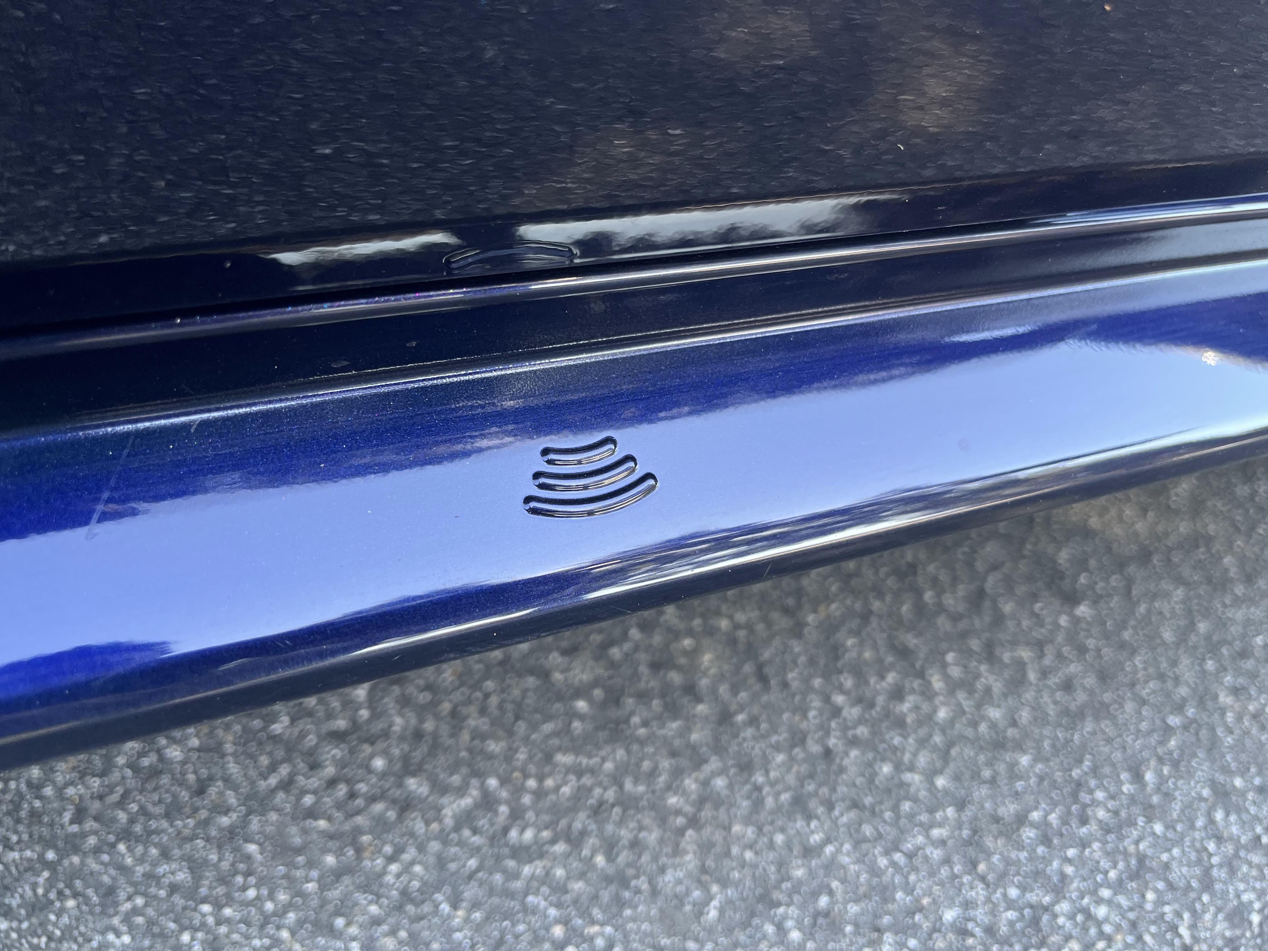 sensor symbol for the hands-free opening of the sliding doors of the Toyota Sienna