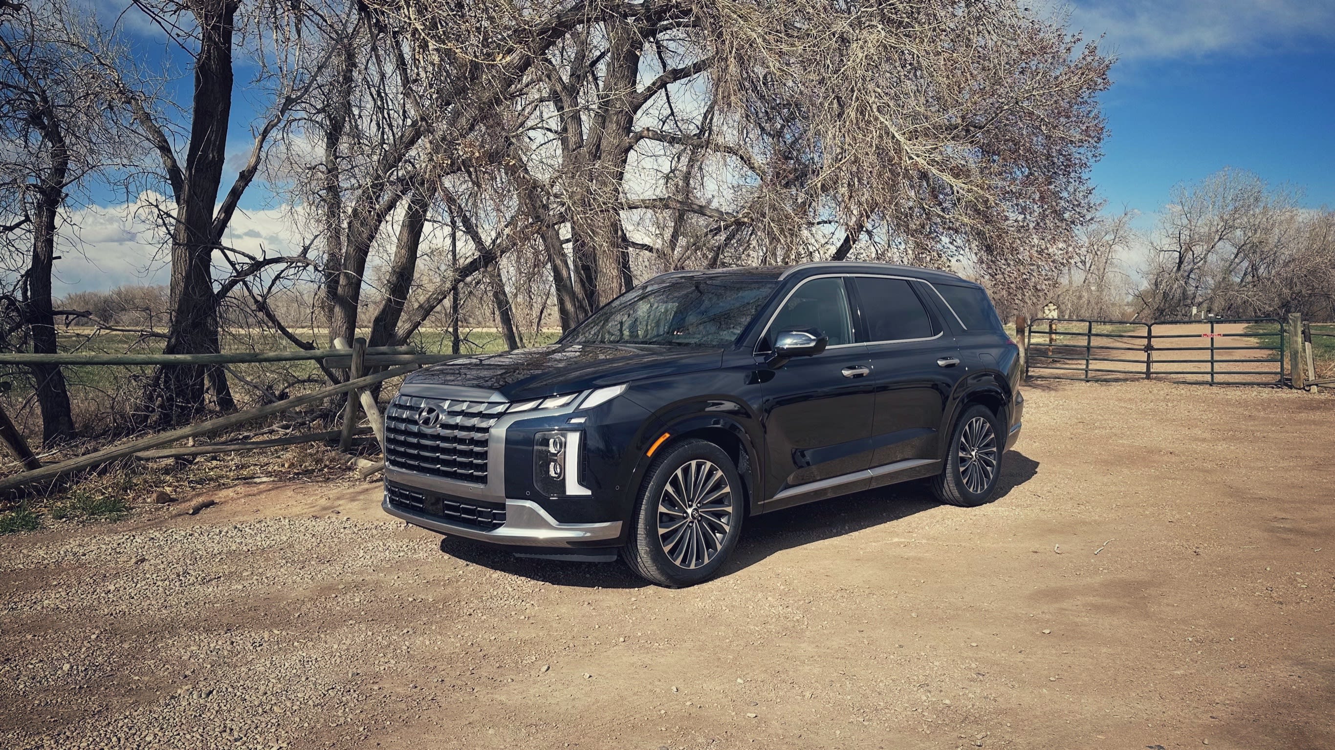 front and side of the 2023 Hyundai Palisade Calligraphy