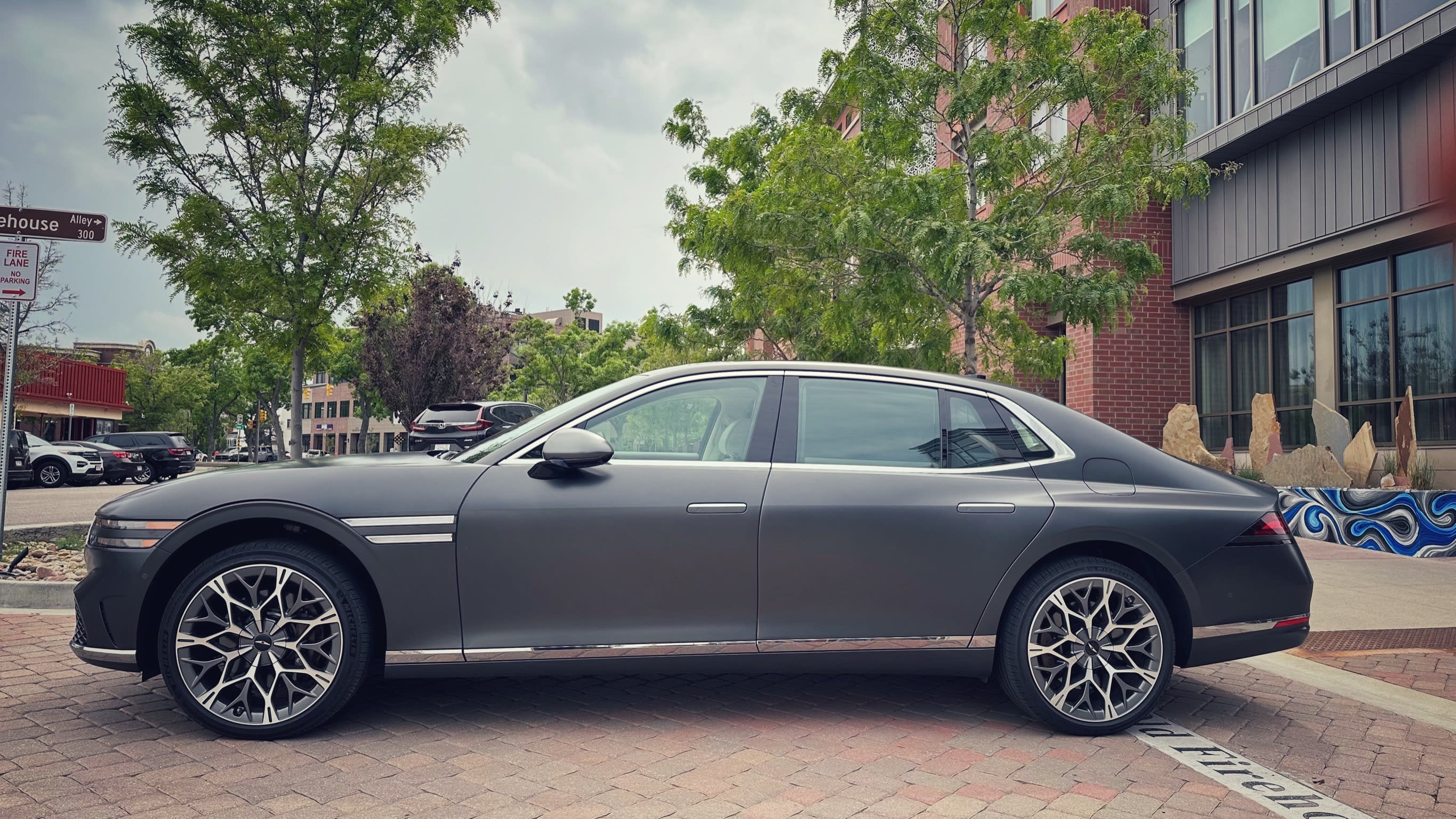the Genesis G90 seen from the side
