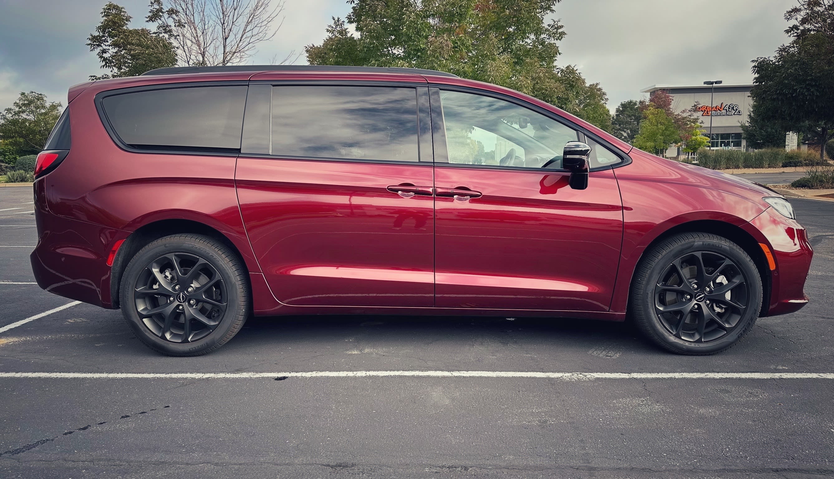 side view of the 2023 Chrysler Pacifica