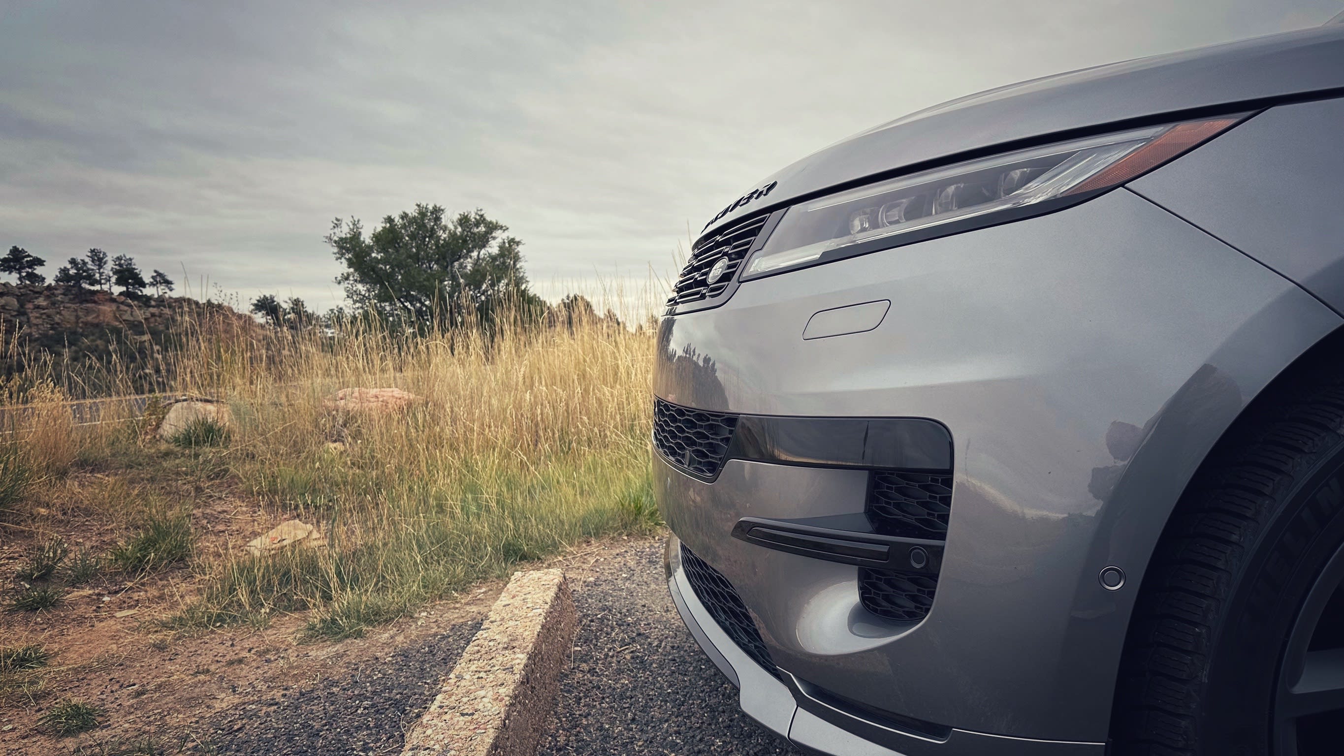 the front nose of the 2023 Range Rover Sport seen from the side