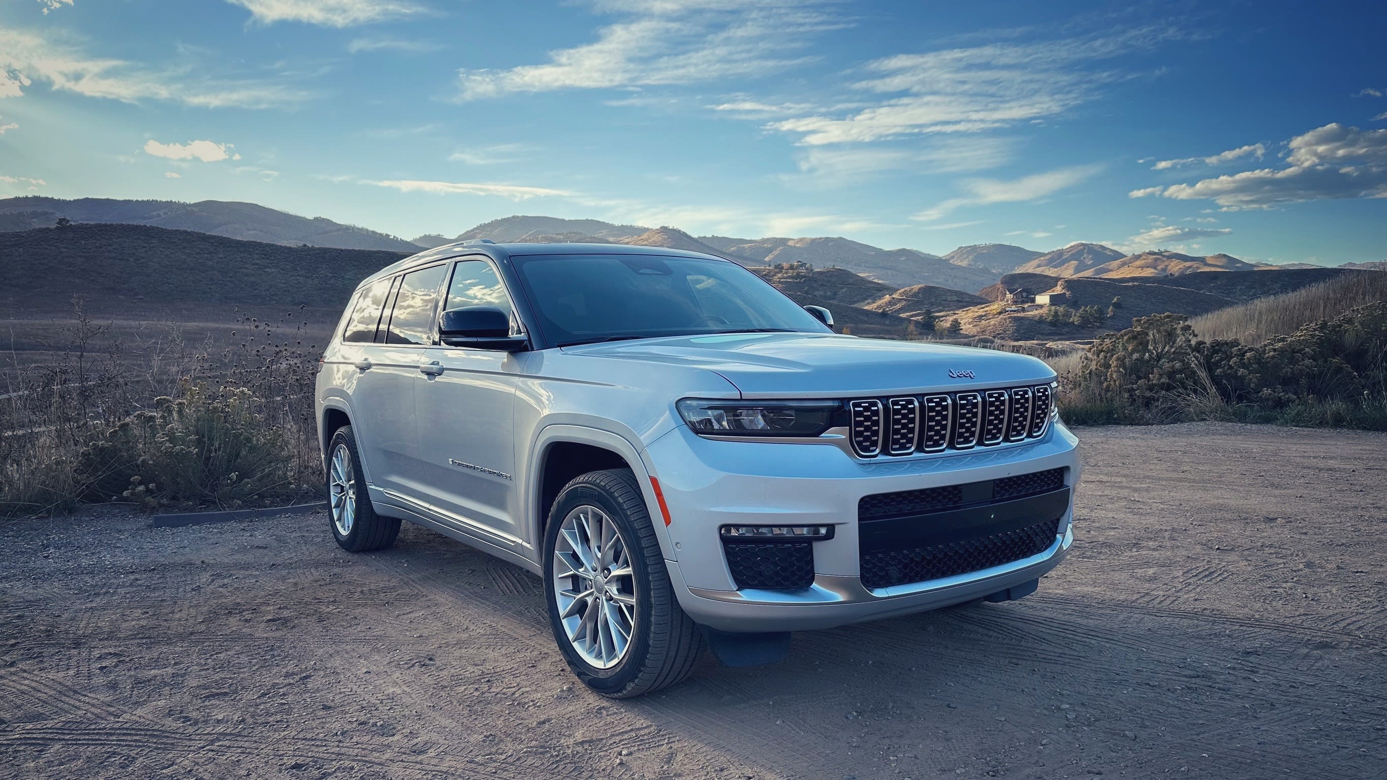 a gray 2023 Jeep Grand Cherokee Summit edition