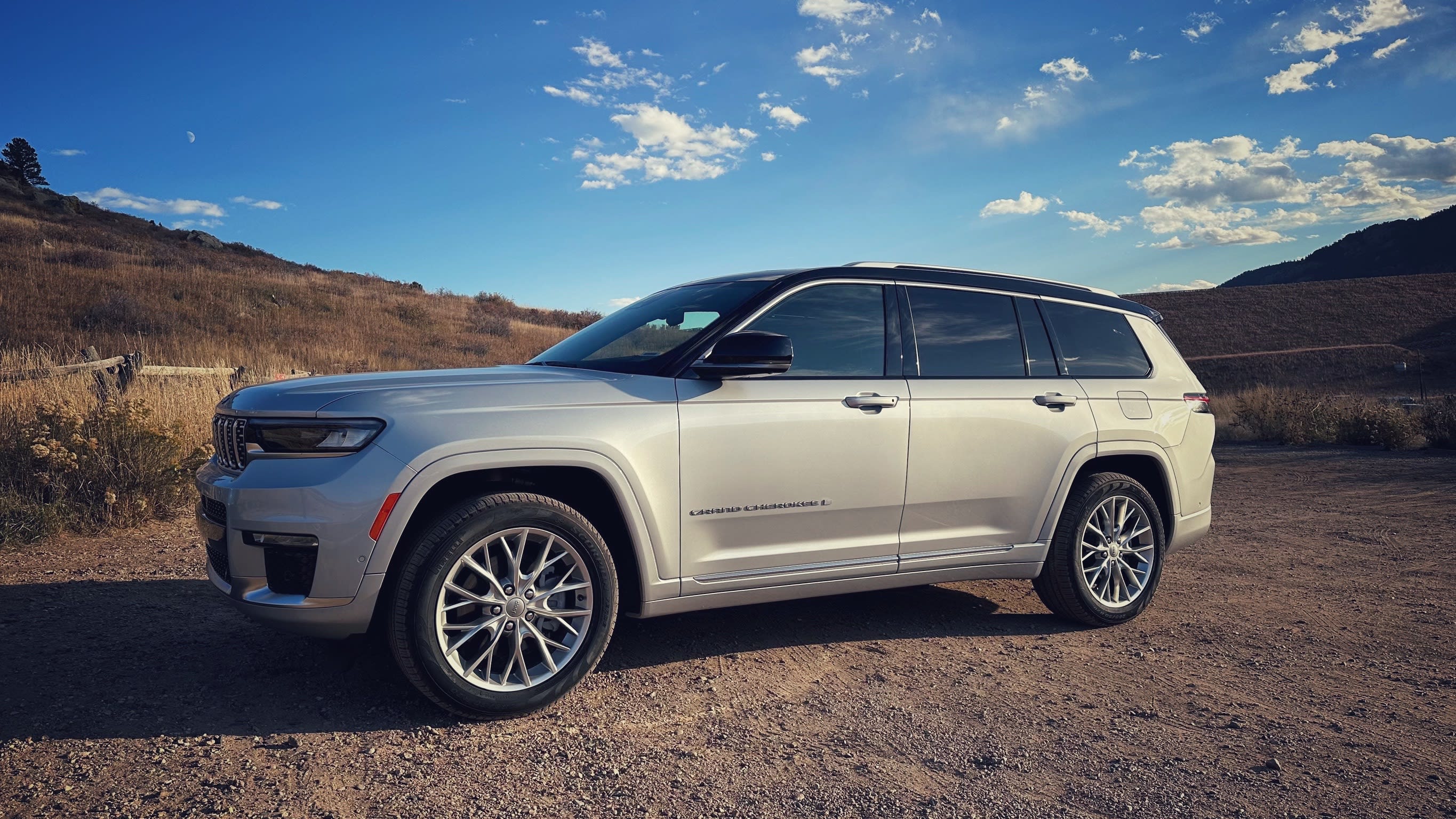 side view of the 2023 Jeep Grand Cherokee