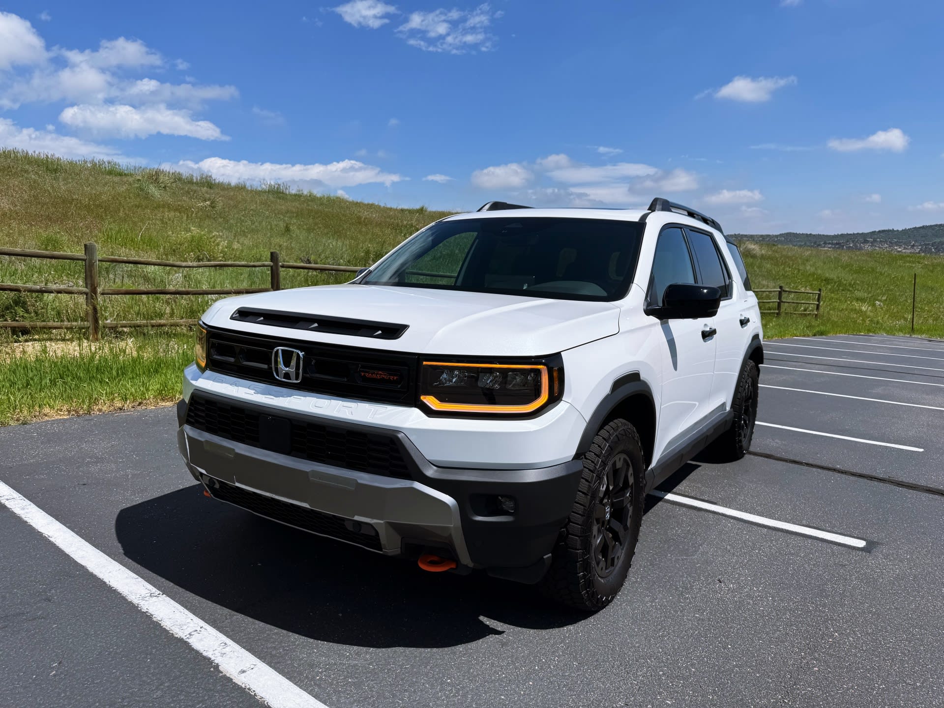 white Honda passport trailsport