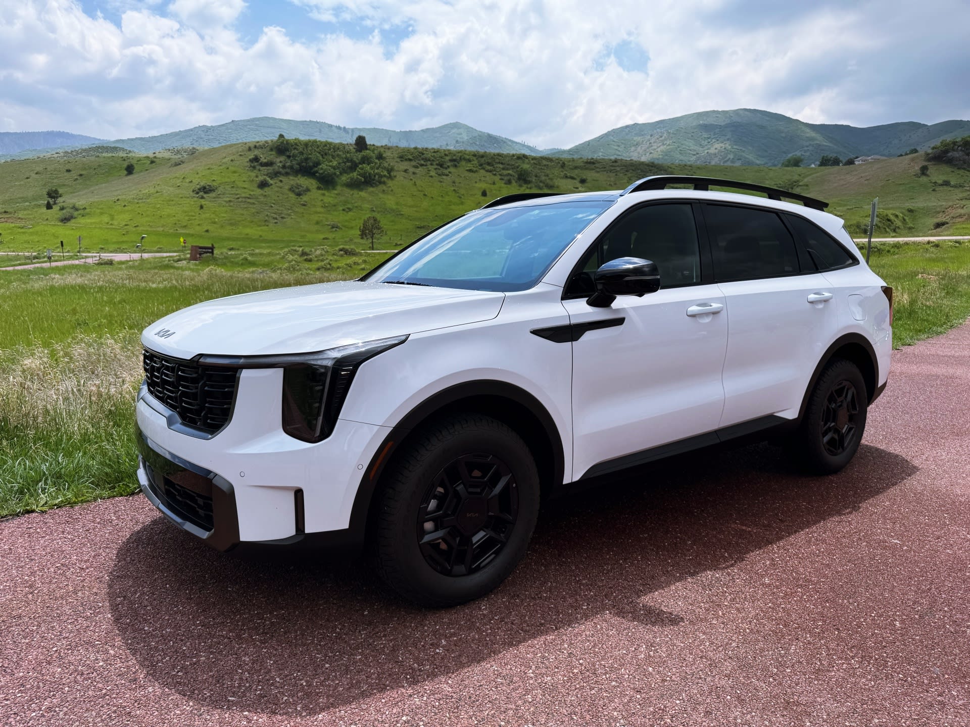 white Kia Sorrento