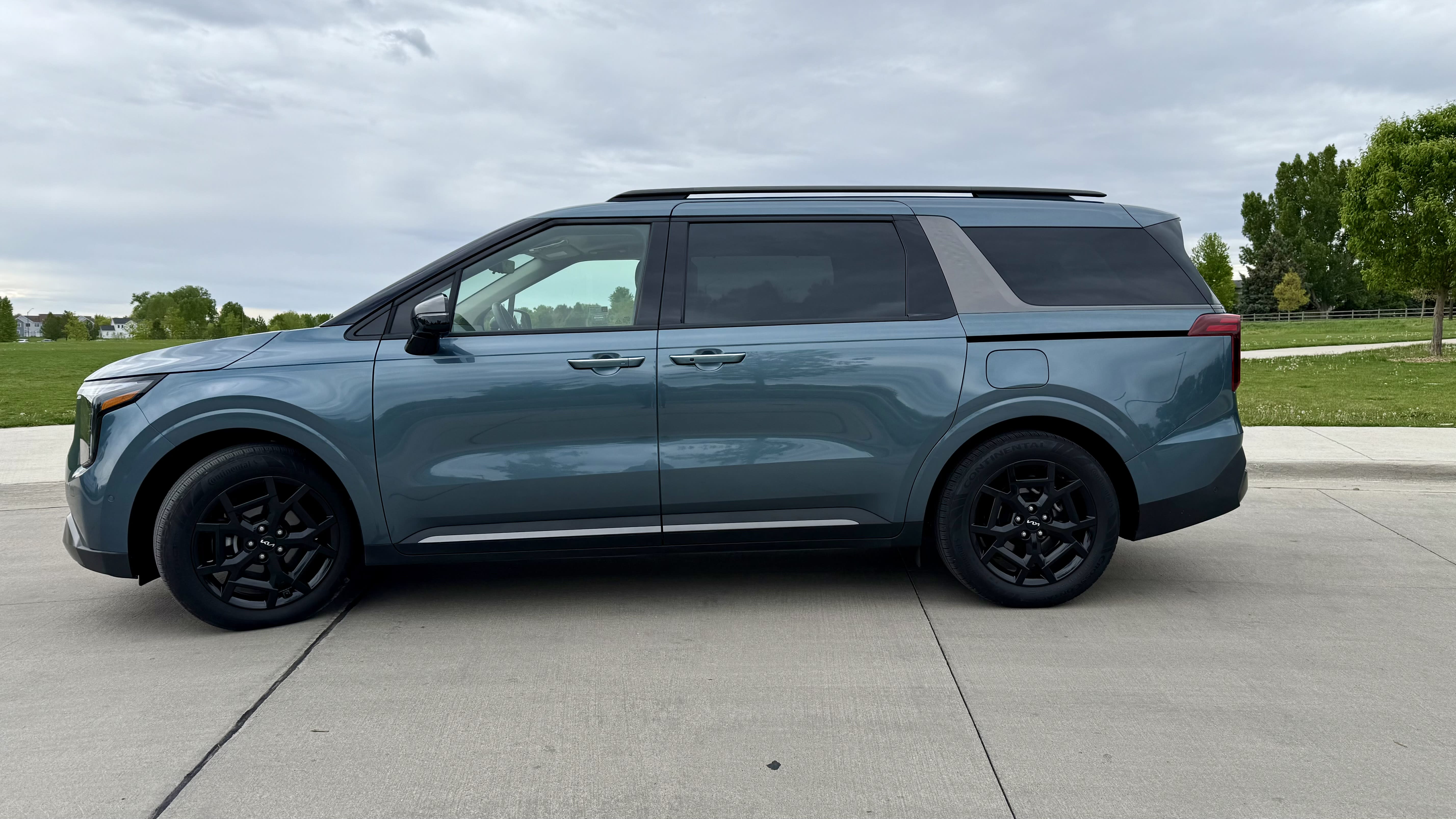 exterior side view of the Kia Carnival