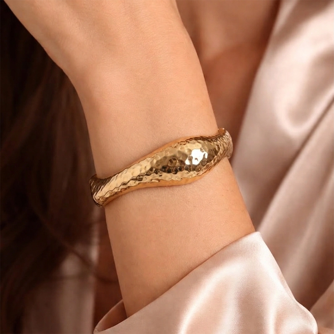 The sculpt Hammered Cuff