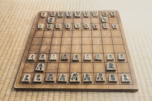 Du lịch Nhật Bản và cờ Shogi: Du lịch Nhật Bản không chỉ là để khám phá văn hóa đa dạng và phong phú của đất nước này mà còn để trải nghiệm trò chơi Shogi vô cùng thú vị. Cờ Shogi là một phần của cuộc sống ở Nhật Bản, và bạn có thể tìm thấy bàn cờ và sách hướng dẫn tại hầu hết các cửa hàng sách và đồ chơi tại Nhật Bản.