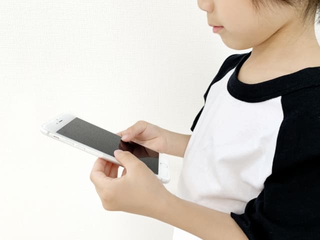trẻ em sử dụng điện thoại thông minh