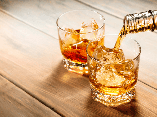 Giá rượu whisky tăng mạnh ở Nhật