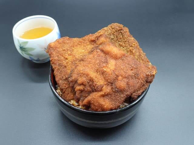 Cơm thịt heo cốt lết sốt Katsu-don (toàn tỉnh Fukui)