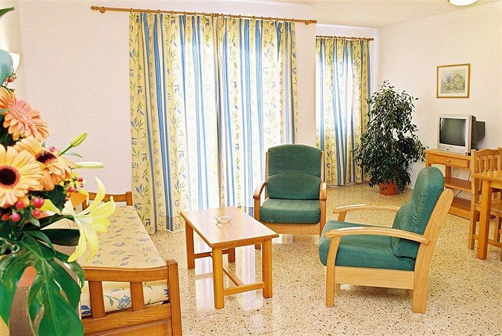 Cheap Apartment Cafè del Mar with pool SAPONI Living Room