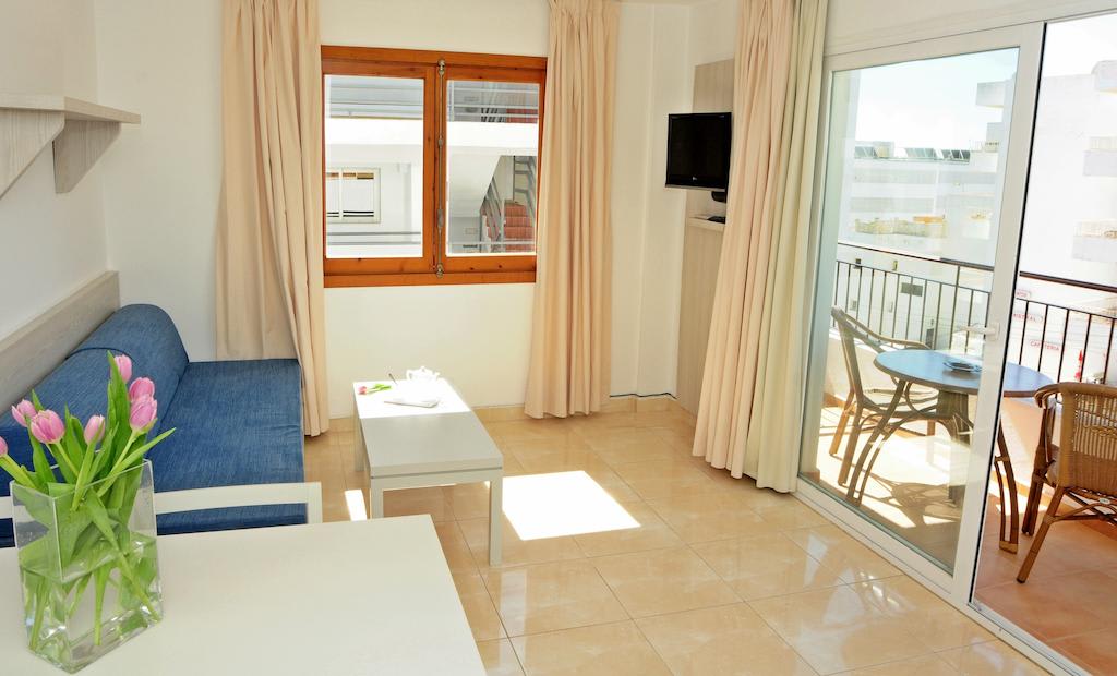 Playa den Bossa Central Apartment 6 guests – AVEIBZAP Living room 4