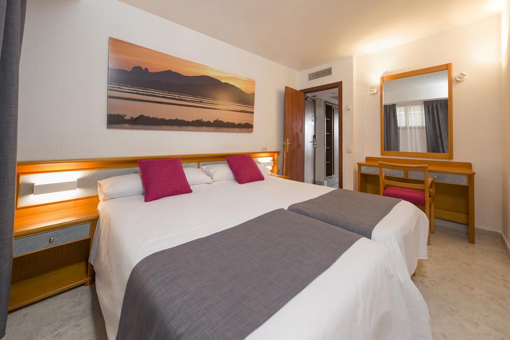 Stunning Apartment Playa den Bossa sea view – PlayaJaS 4