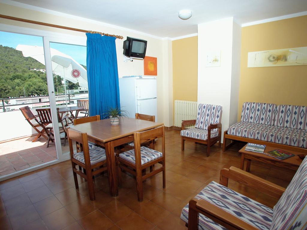 Compact homely apartments and studios – EBAPPSE – Living room