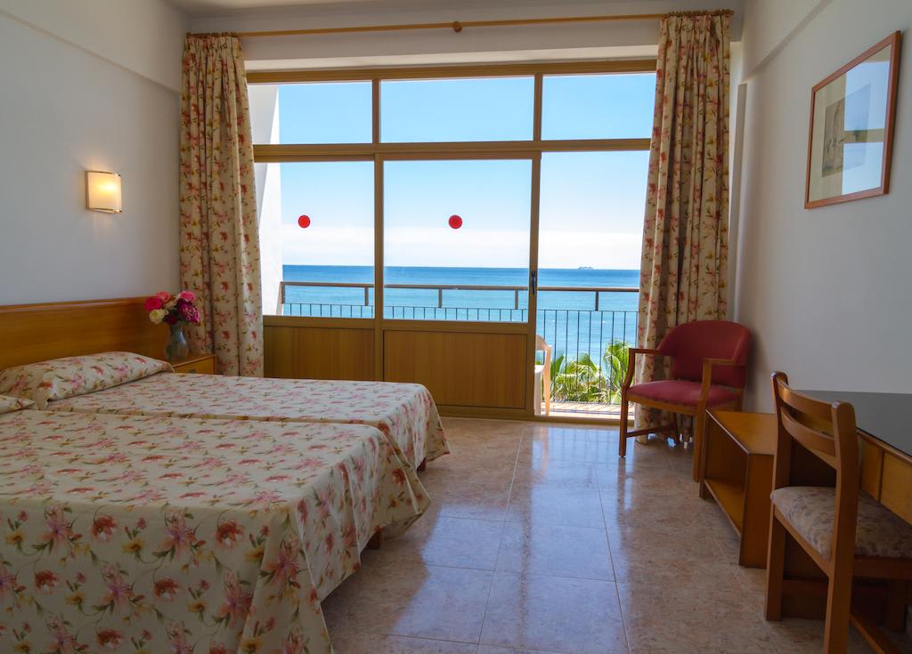 Beachfront lovely hotel in Santa Eulalia with pool, SANTA EULALIA – sanerim – bedroom