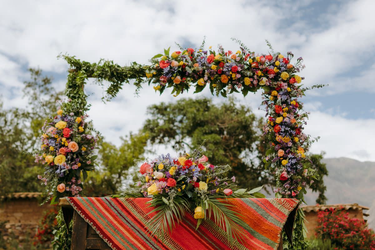 Es un espacio campestre con toques rústicos en madera rodeado de áreas verdes y de nuestros Andenes, en este espacio podemos armar tu boda con hermosos toldos adicionales de distintos diseños.