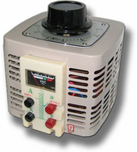 שנאי עם מתח משתנה (VARIAC) - מזווד 20A CircuitSpecialists