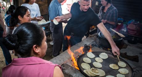 Cook pepian and tortillas the traditional way
