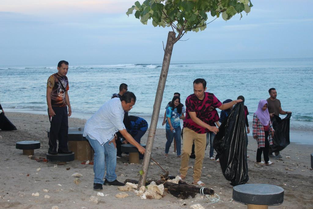 Bersama Bi Ntb Bersih Bersih Pantai Senggigi Lombok News