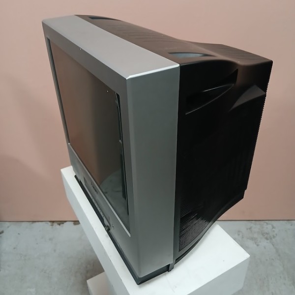 4: Fully Working Silver Sony Trinitron With VHS Player (20