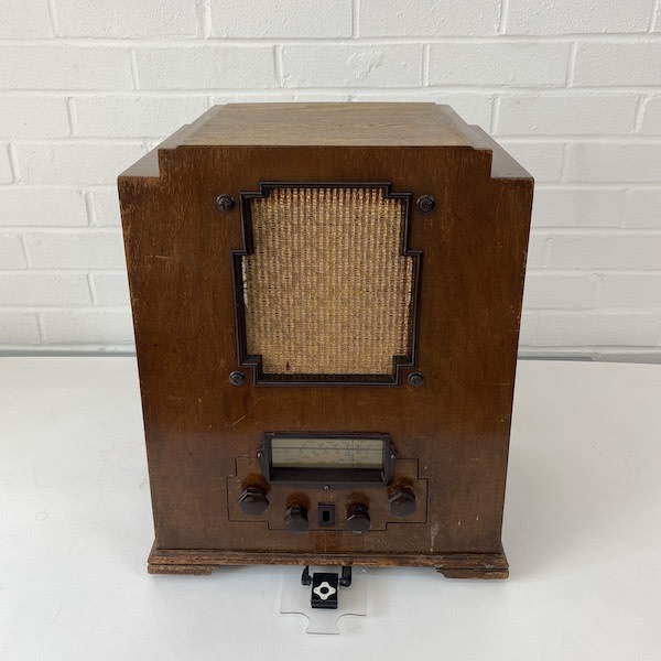 4: Vintage Radio Converted With MP3 iPod & Internal Speaker (1930's) (Working)