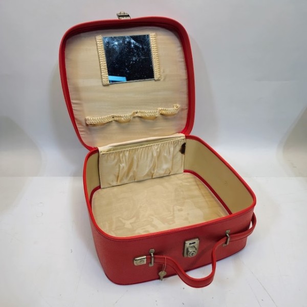 2: Vintage Coral Vanity Case