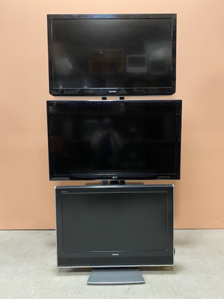 1: Fully Working Triple Flat Screen TV Configuration