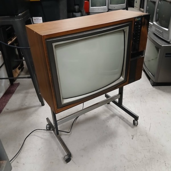 2: Fully Working Mitsubishi Colour TV (With Or Without Stand) (20