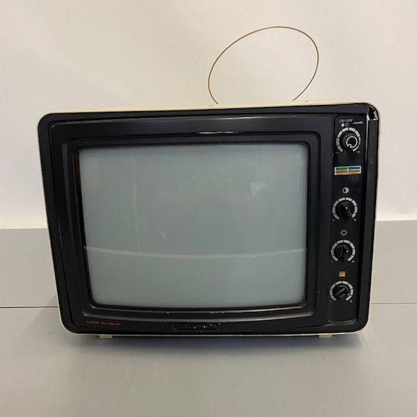 3: Fully Working Colour Hitachi Transistor CWP-133 TV