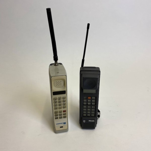 4: Portable Stornophone DynaTAC 220 Brick Mobile Phone (1990)